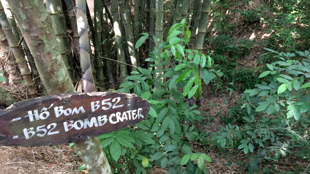 cu-chi-b52-bombekrater
