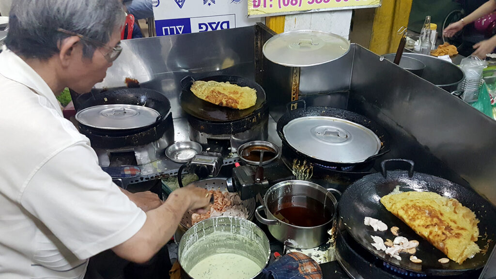 ho-chi-minh-city-food-tour-banh-xeo-bliver-lavet
