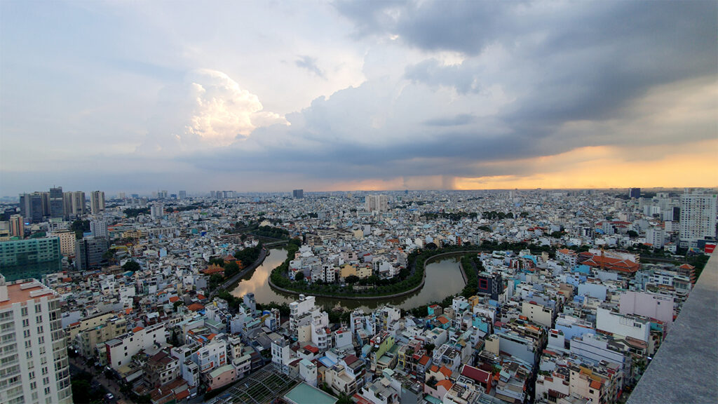 ho-chi-minh-city-regn-i-baggrunden