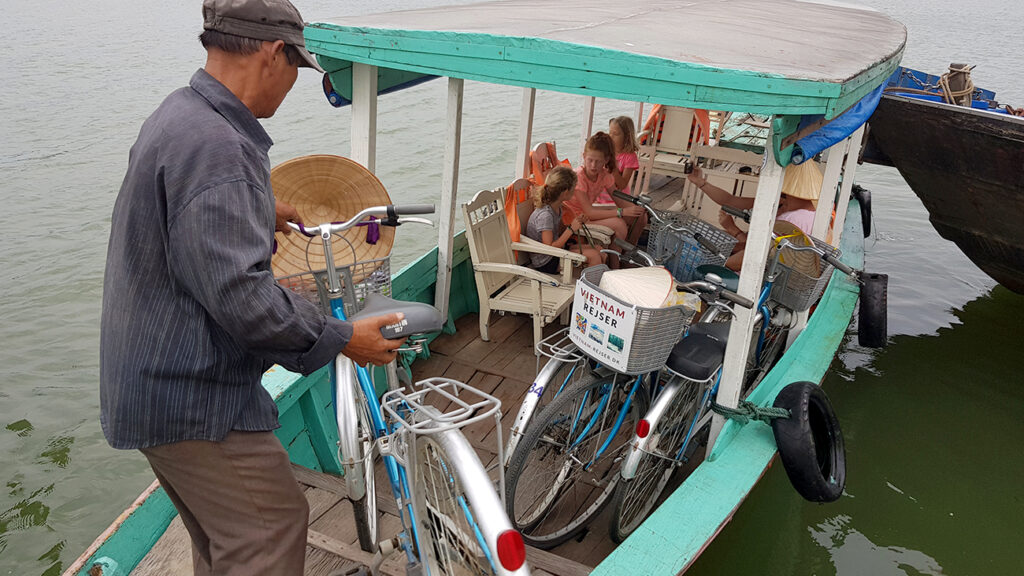 hoi-an-cykeltur-transport-baad