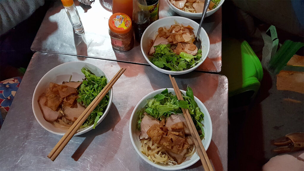 hoi-an-food-tour-cao-lau