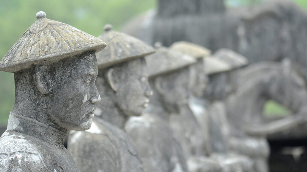 hue-city-tur-statue