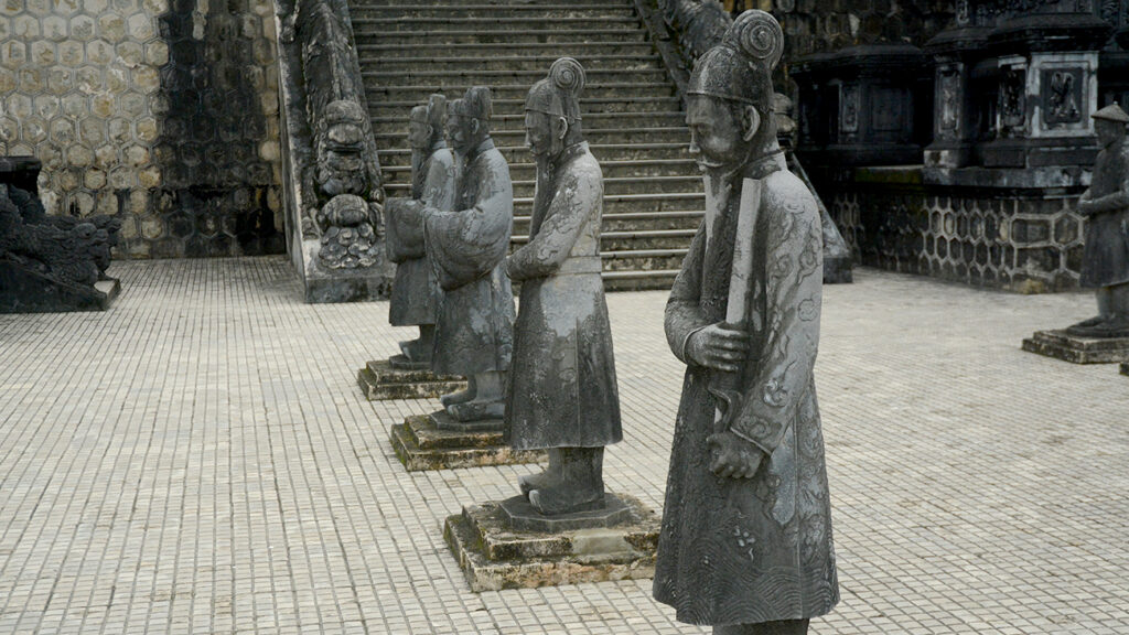 hue-city-tur-tempel-statue-3