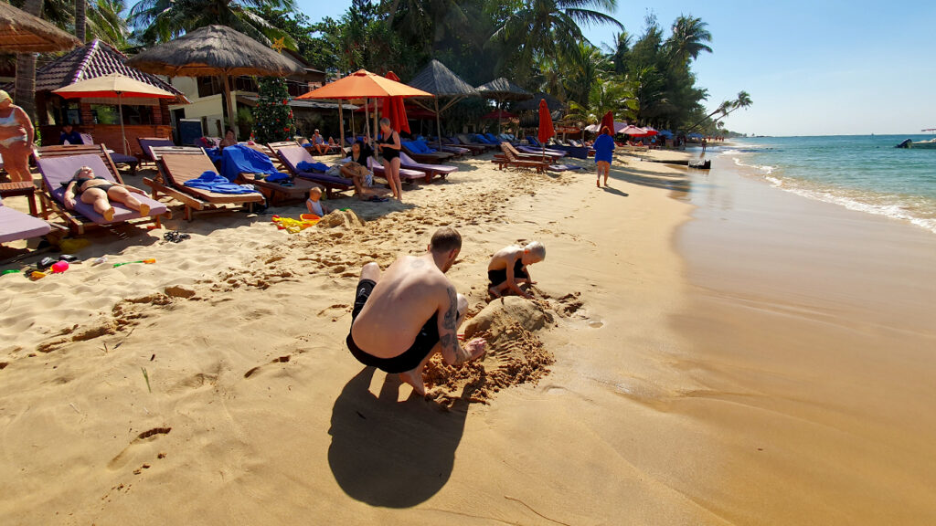 phu-quoc-boern-voksne-leger