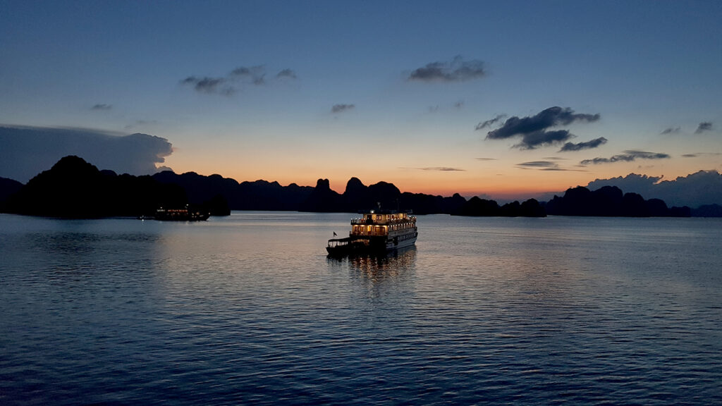 halong-bay-nat-baad